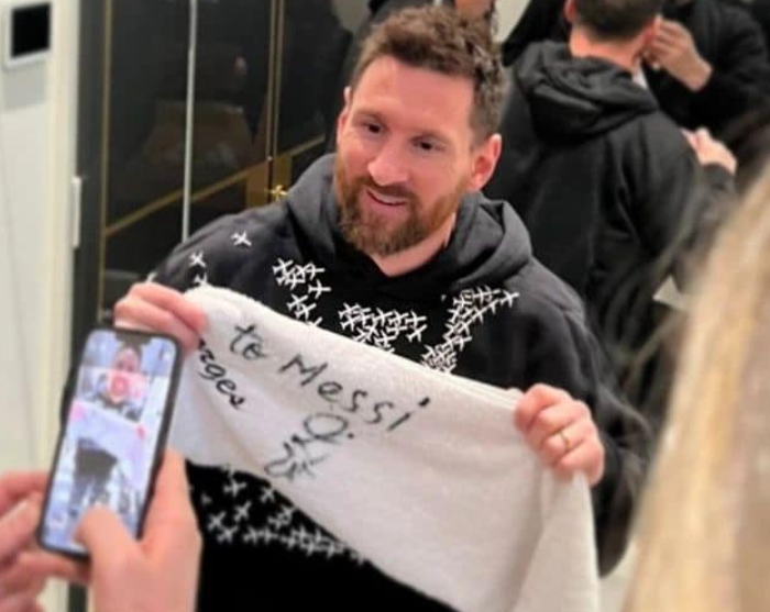 موجة من التعليقات تعقب اهداء الفنان جورج وسوف “منشفة” للنجم ميسي  ...